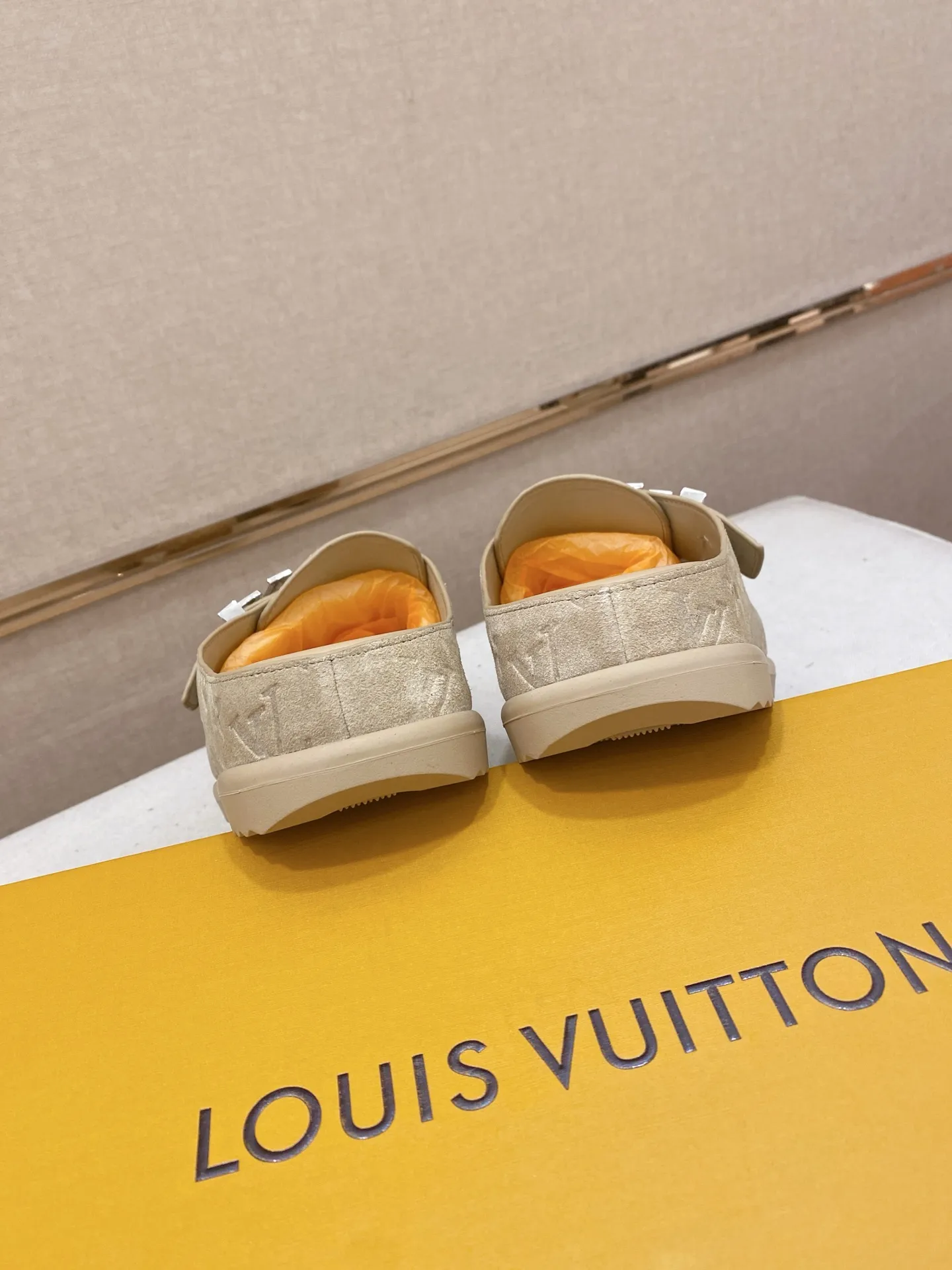 Men's shoes💰: 220💰38-45, LV Easy 2025 new men's casual sandals and slippers, made of suede cow leather, with Monogram pattern to highlight the trendy style. Adjustable straps illuminated with LV letters, while a resilient insole and micro outsole provide lightweight comfort. Made of suede cow leather with embossed Monogram pattern and brand element metal hardware✅Adjustable straps➕Tough insole‼ ️Micro outsole. Comfortable and easy to wear‼ ️